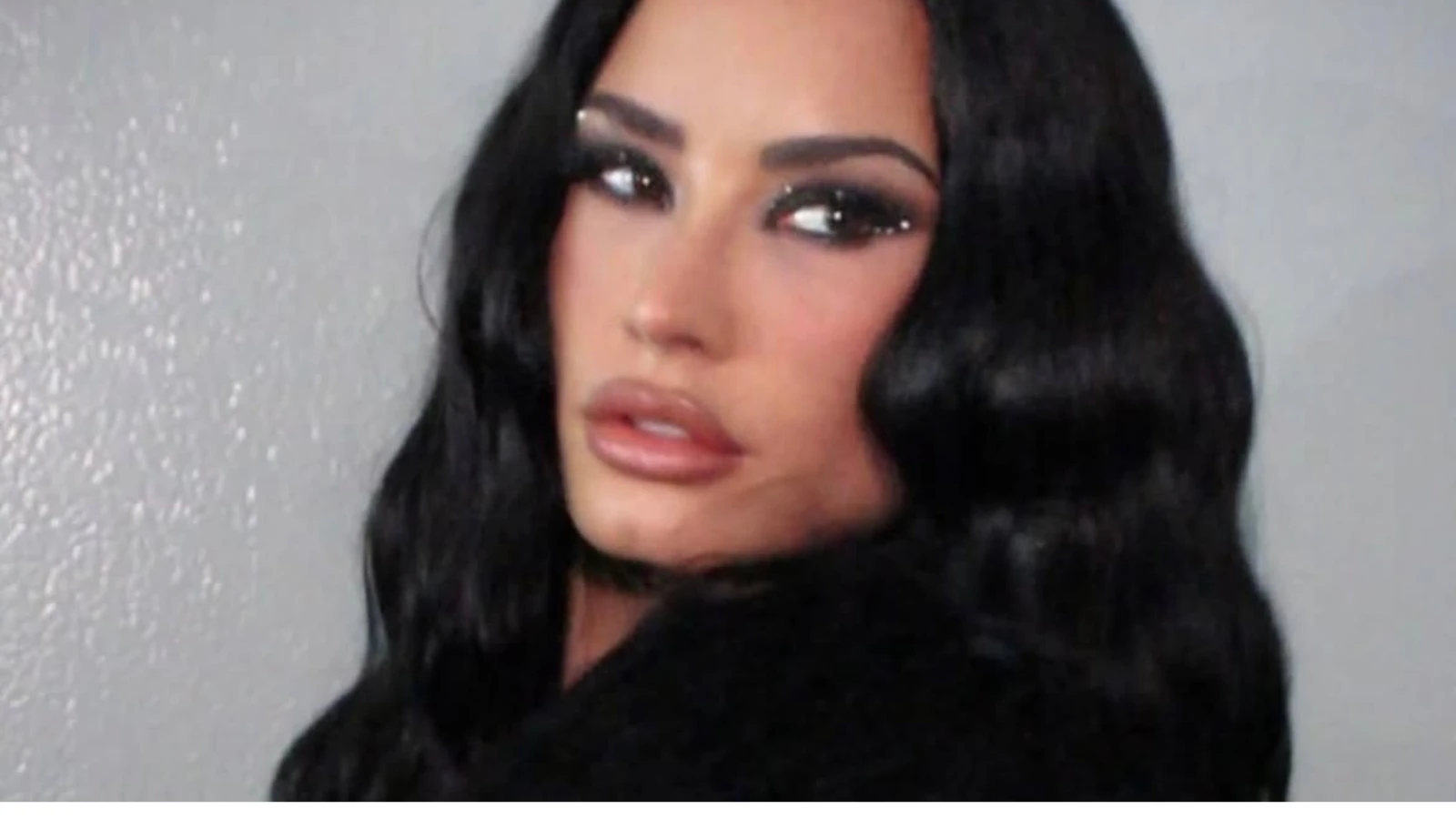 Demi Lovato e flagrada em aviao e diverte fas.webp