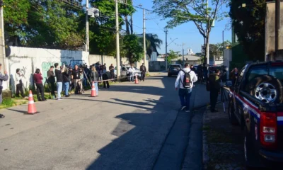 Familia e amigos chegam para velorio fechado de Rick.webp