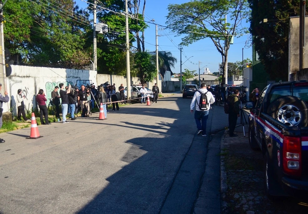 Familia e amigos chegam para velorio fechado de Rick.webp