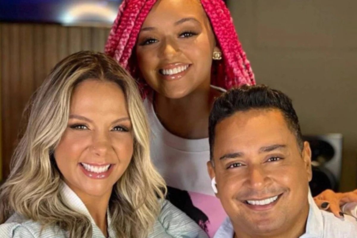 Filha de Carla Perez e Xanddy confirma namoro e revela