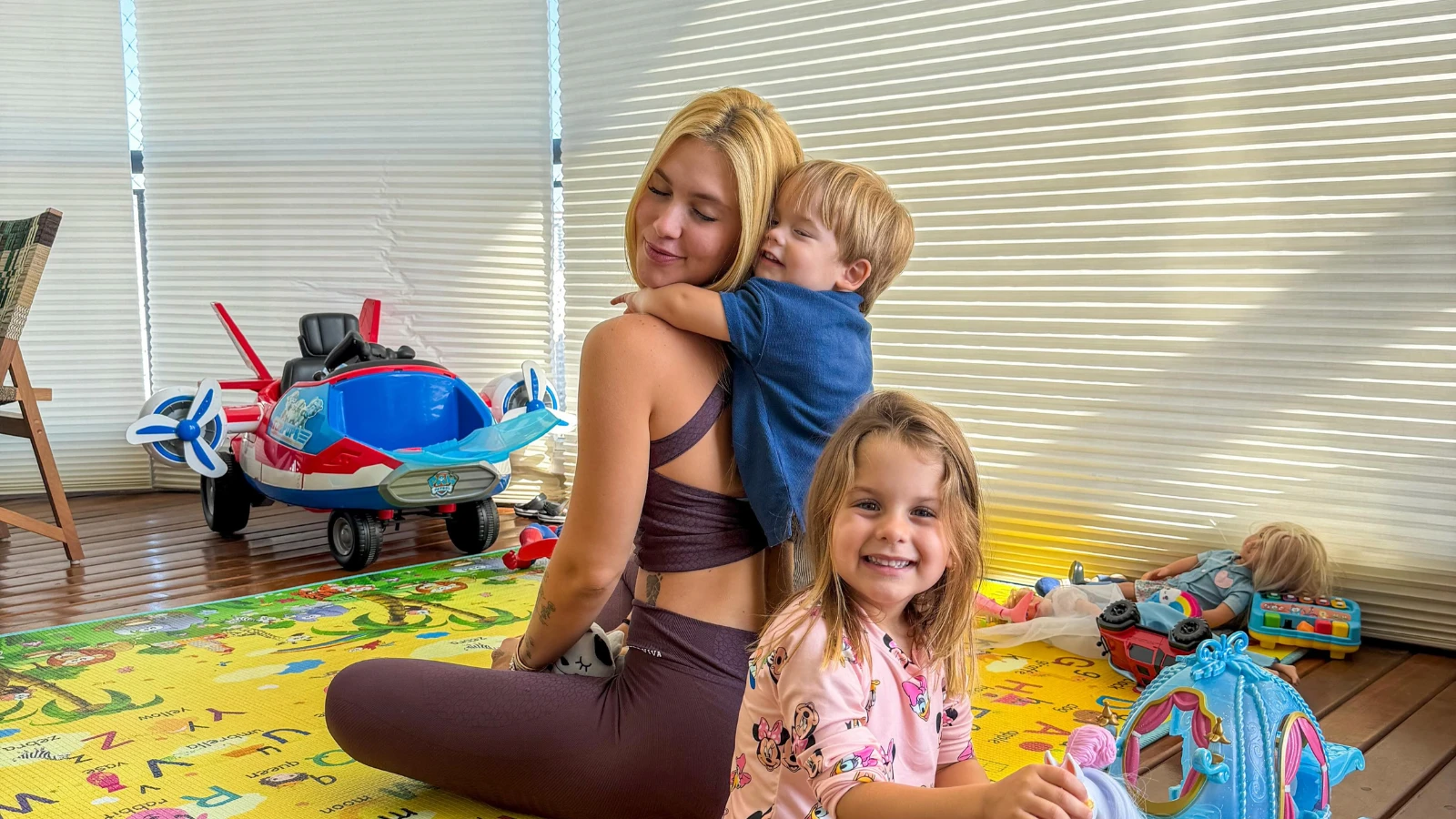 Filho de Virginia posa com bailarinas de Leonardo e.webp