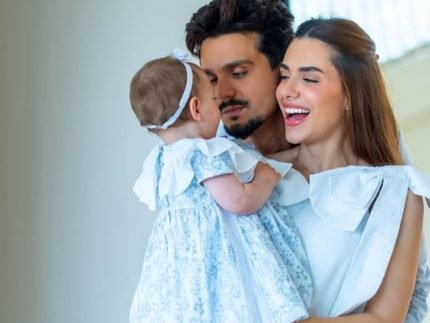 Luan Santana vai aos EUA com Jade e Serena apos