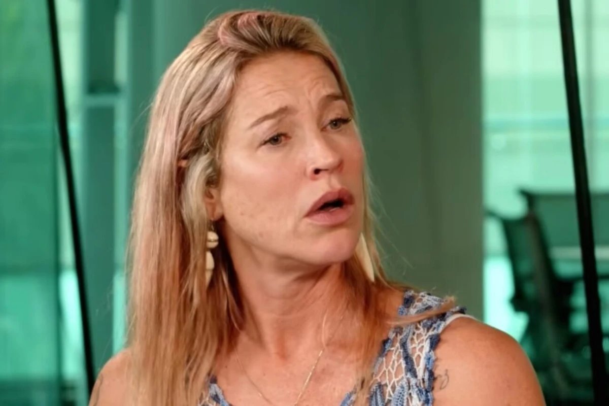 Luana Piovani poe Scooby contra a parede e dispara sobre
