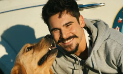 Nicolas Prattes posa de sunga em sauna e fas.webp