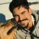 Nicolas Prattes posa de sunga em sauna e fas.webp