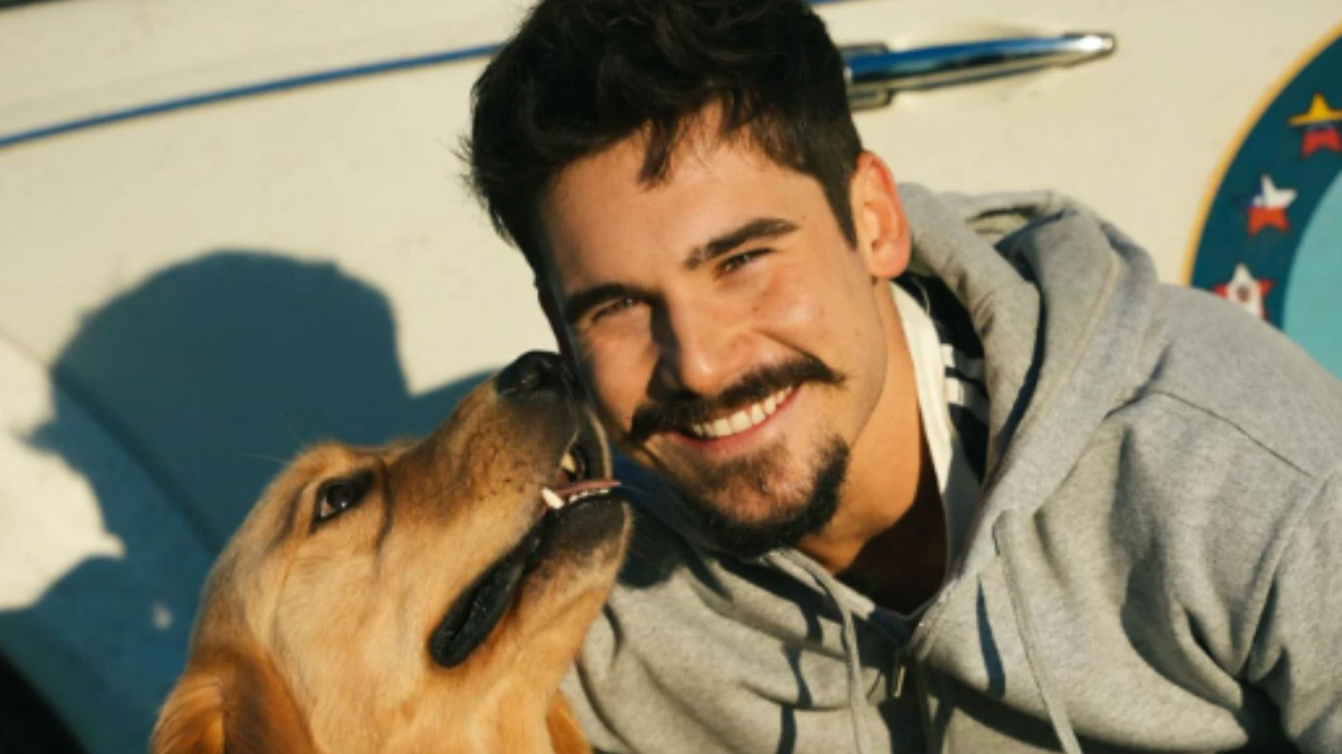 Nicolas Prattes posa de sunga em sauna e fas.webp