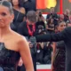 Nina Dobrev passa por momento constrangedor no Festival de.webp