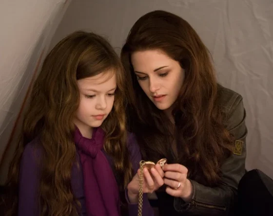 Por onde anda Mackenzie Foy Atriz viveu Renesmee Cullen.webp