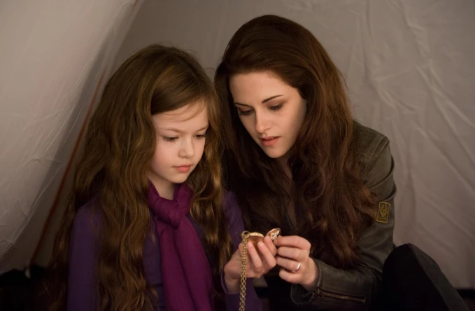 Por onde anda Mackenzie Foy Atriz viveu Renesmee Cullen.webp