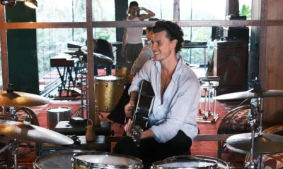 Shawn Mendes surge em estudio no Brasil e fas.webp