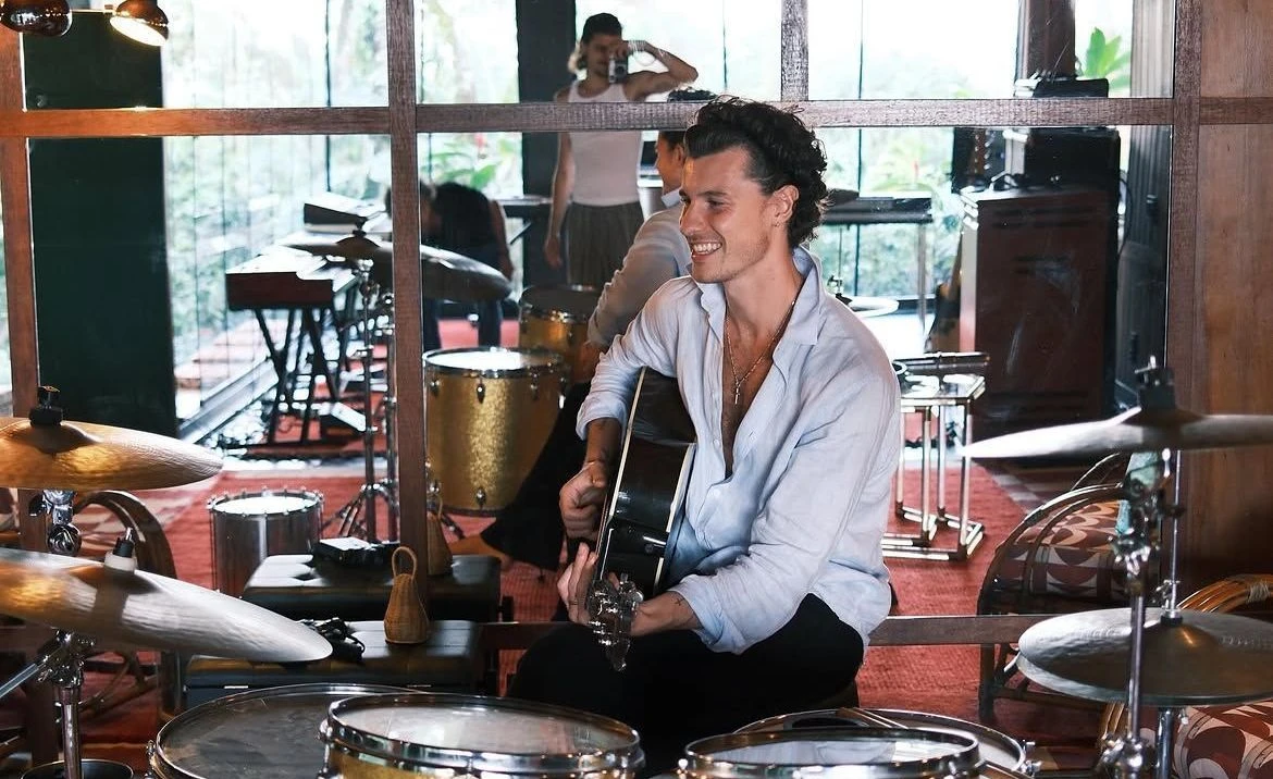 Shawn Mendes surge em estudio no Brasil e fas.webp