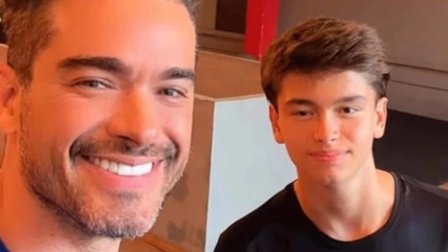 Sidney Sampaio posa com filho Leonardo apos anunciar que.webp