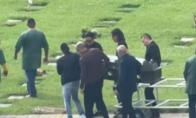 Ultimo adeus Renner ajuda a carregar caixao de Rick durante