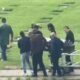 Ultimo adeus Renner ajuda a carregar caixao de Rick durante