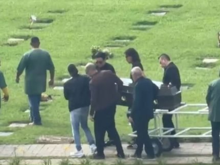 Ultimo adeus Renner ajuda a carregar caixao de Rick durante
