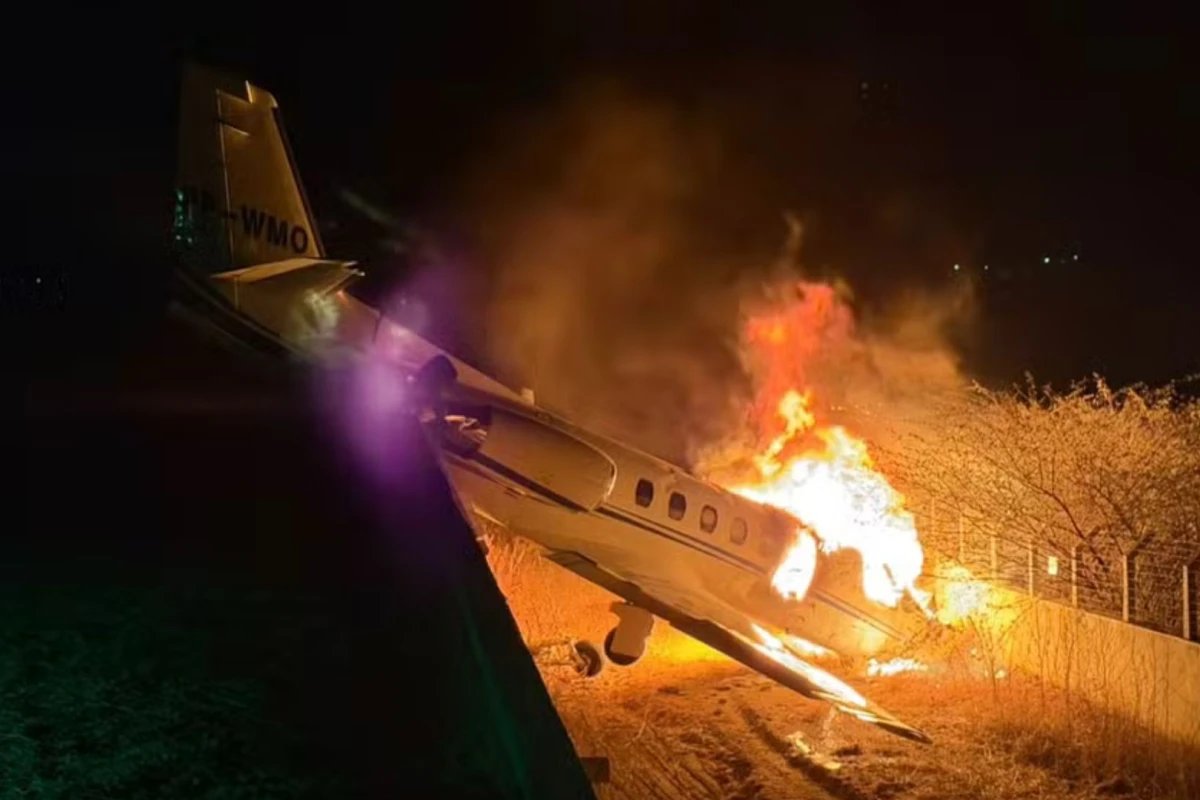 Video mostra aviao de cantor Rey Vaqueiro pegando fogo apos