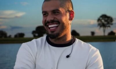 Ze Felipe recebe pedido ousado de fa e surpreende com