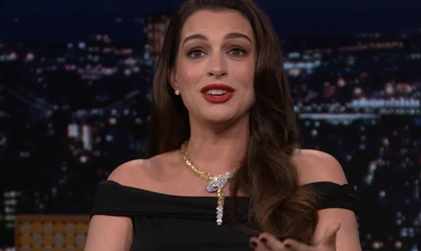 Anne Hathaway entrega sintoma incomum que teve na terceira.webp