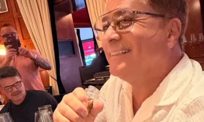 Apos jejum de alcool Leonardo posa com garrafa gigante.webp