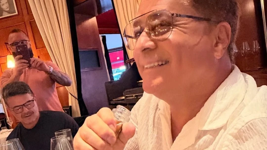 Apos jejum de alcool Leonardo posa com garrafa gigante.webp