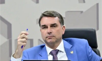 Flavio Bolsonaro anuncia desistencia as vesperas da eleicao e faz