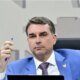 Flavio Bolsonaro anuncia desistencia as vesperas da eleicao e faz