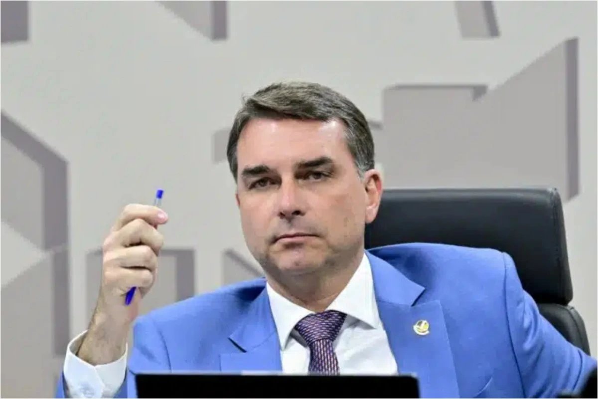 Flavio Bolsonaro anuncia desistencia as vesperas da eleicao e faz